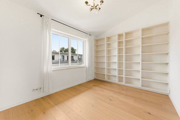 Another versatile room with built-in shelves