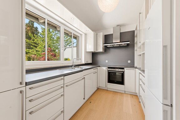 Timeless fitted kitchen with brand-name appliances