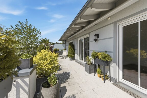 Spacious, west-facing rooftop terrace