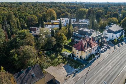 Perfekt angebundenes Grundstück von 544 m² mit genehmigter Mehrfamilienhaus-Planung Nähe Schlosspark