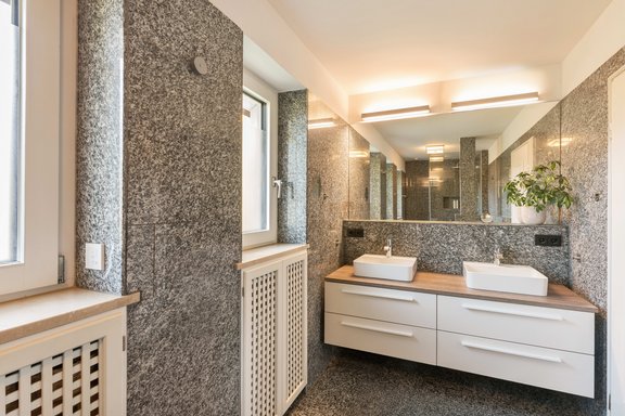 Klassisches Bad mit Granit