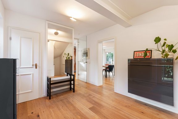 Helles Entrée mit Einbauten