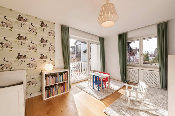 Kinderzimmer mit Balkonterrasse
