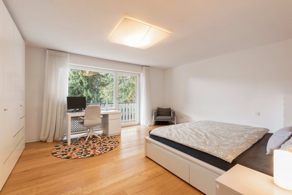 Großzügiges Schlafzimmer