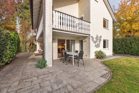 Zweiseitig umlaufende Terrasse