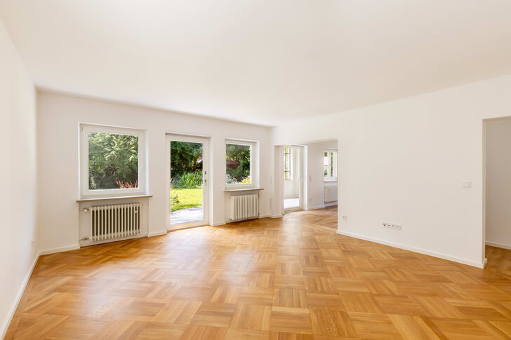 Wohn- und Essbereich mit Blick in den Garten