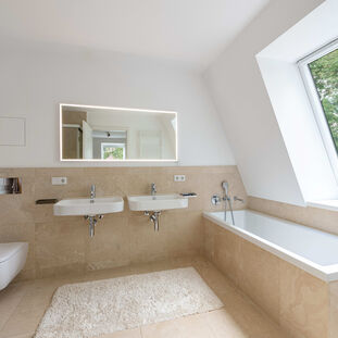 Ensuite-Bad mit Naturstein