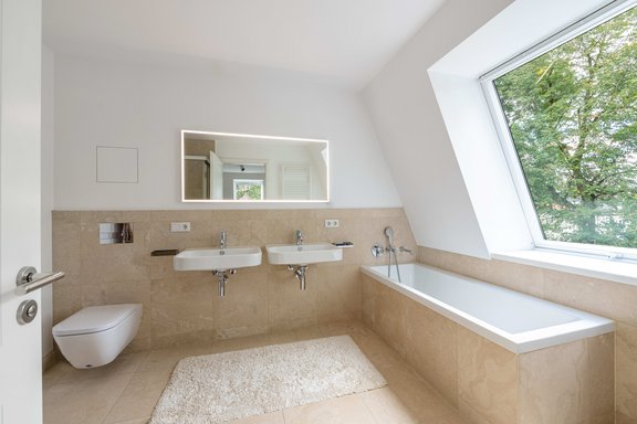 Ensuite-Bad mit Naturstein