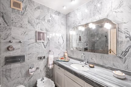 Bad mit zeitlos-eleganter Marmorgestaltung