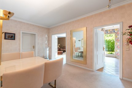 Die Essdiele ist sowohl von der Küche als auch vom Wohnzimmer zugänglich