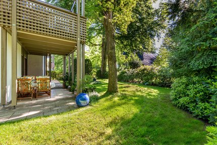 Überdacht und sichtgeschützt zeigt sich die Terrasse