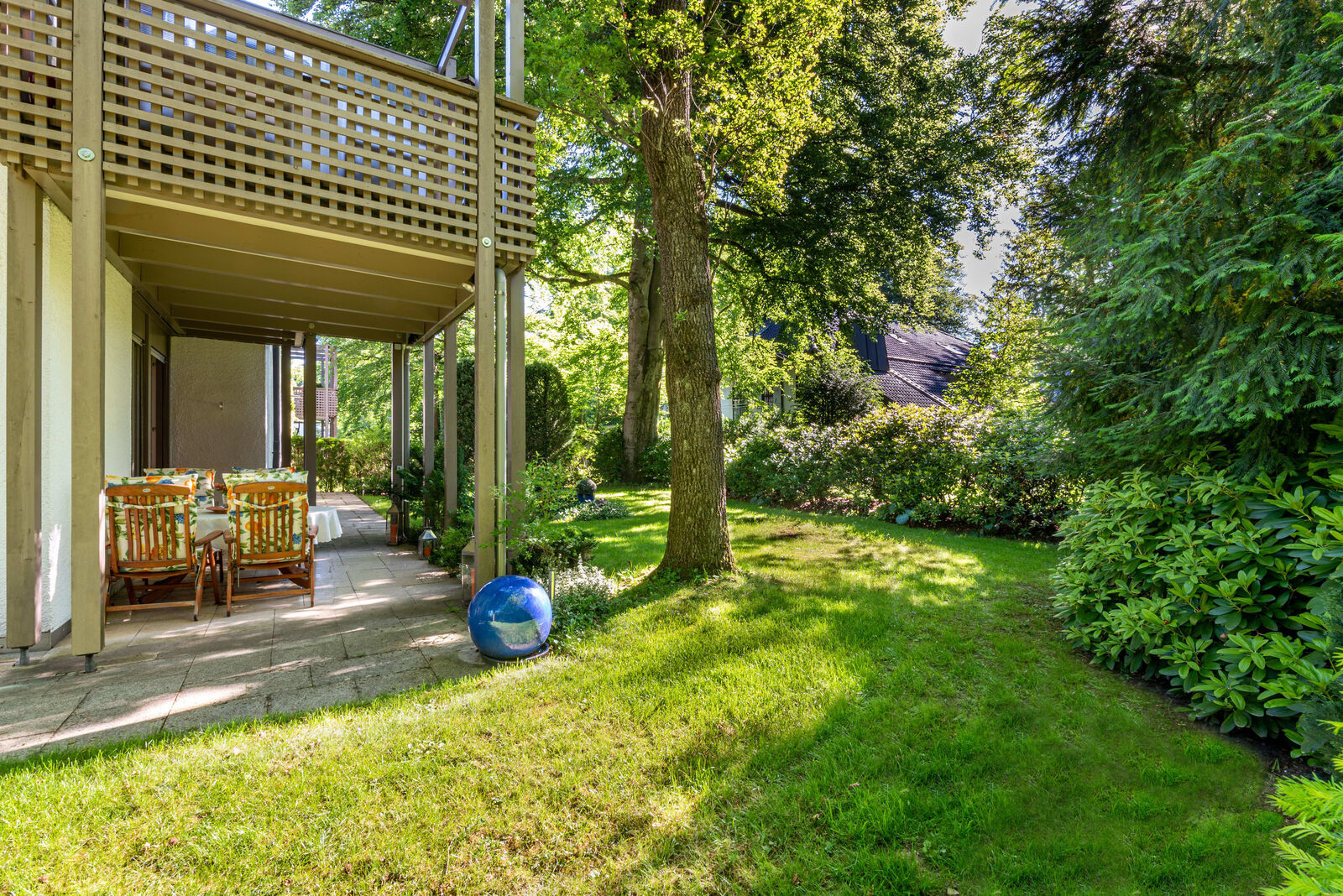 Überdacht und sichtgeschützt zeigt sich die Terrasse