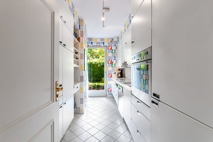 Praktisch geschnittene Küche mit Gartenzugang