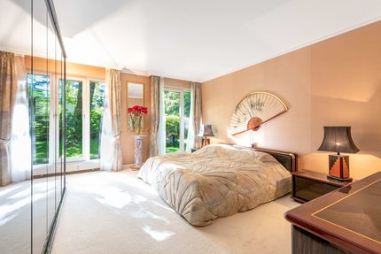 Das geräumige Masterschlafzimmer vermittelt eine ruhige Atmosphäre