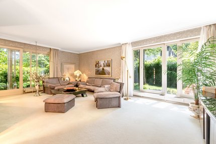 Der Wohnbereich bietet Blicke ins Grüne und Zugang zum Garten