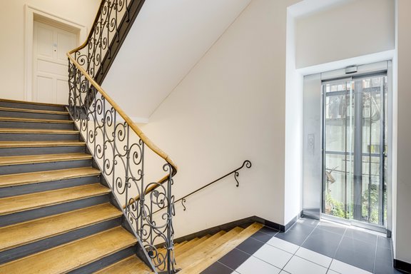 Treppenhaus mit Glaslift