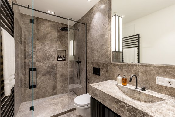 Hochklassiges Naturstein-Bad