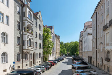 Watch video: Magnificent 4- to 5-room apartment in a historic Art Nouveau building dating from 1899