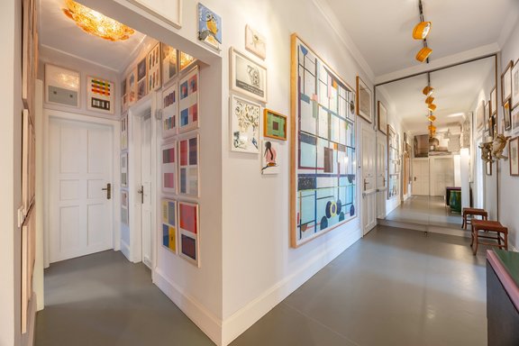 Presentation areas for art