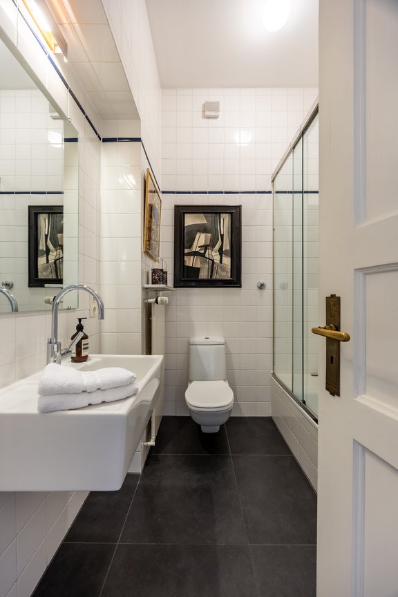 Modern guest shower room