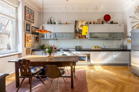 Spacious eat-in kitchen