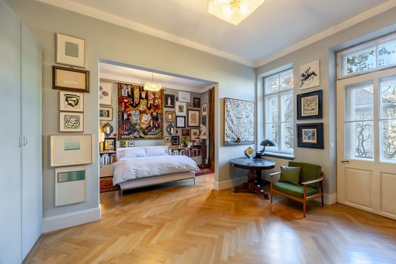 Bedroom to the courtyard