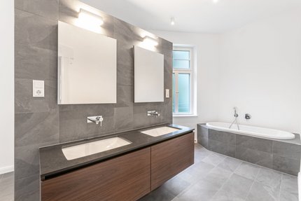 Edel gestaltetes, helles Bad