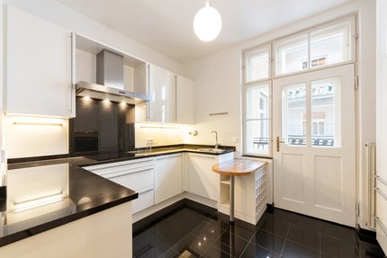 Zeitlose Küche mit Balkon