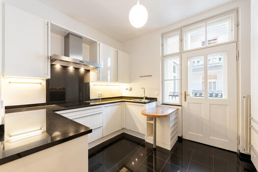 Zeitlose Küche mit Balkon