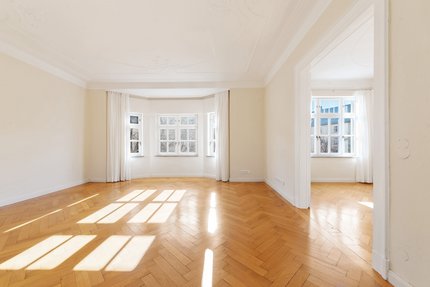 Historischer Deckenstuck und weitere Details