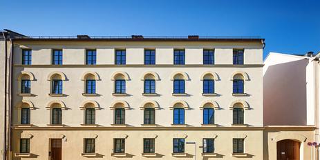 Prachtvoller Altbau von 1850 mit 14 Wohnungen und Neubau-Potential