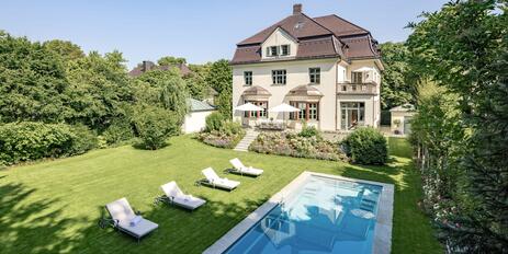 Prachtvolles Villenanwesen mit Südgarten und Pool zur Neugestaltung