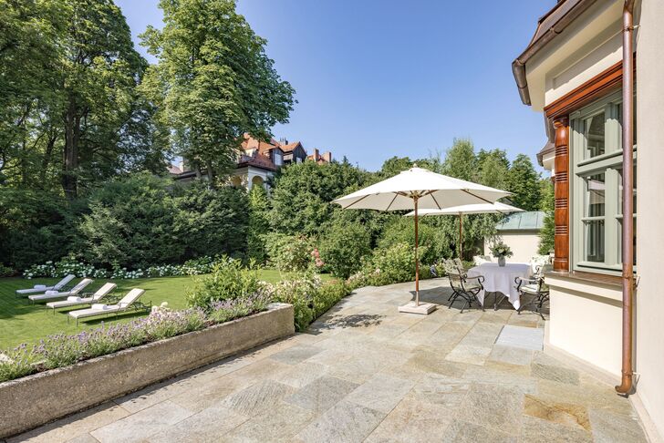 Sonnige Naturstein-Terrasse