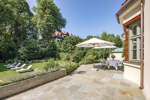 Sonnige Naturstein-Terrasse