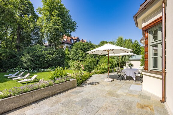 Sonnige Naturstein-Terrasse