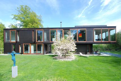 Prämiertes Wohnhaus in spektakulärer moderner Bauweise mit Außenpool