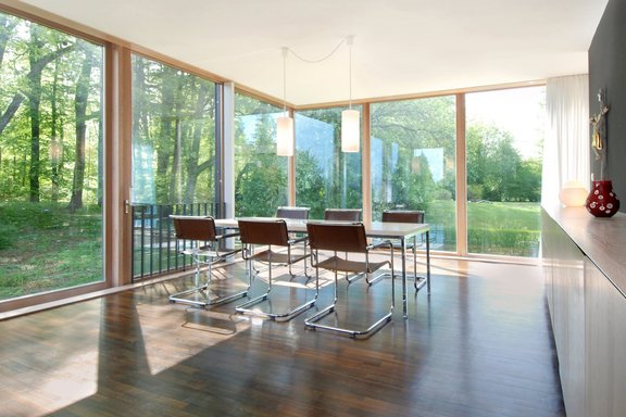 Esszimmer mit bodentiefer Verglasung