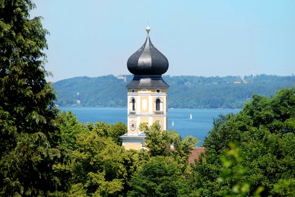Blick zum Kirchturm und See