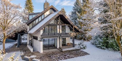 Privacy in the countryside: spacious family home with dream garden and pool