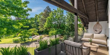 Privacy in the countryside: spacious family home with dream garden and pool