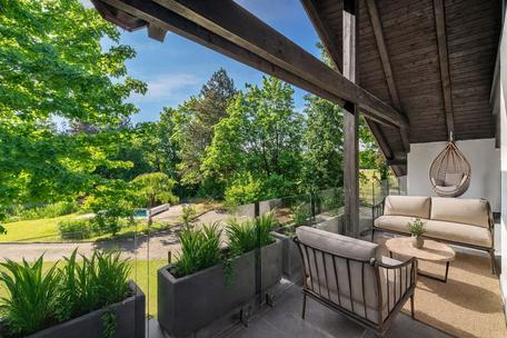 Privacy in the countryside: spacious family home with dream garden and pool