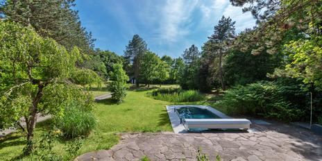 Privatsphäre im Grünen: Großzügiges Familiendomizil mit Traumgarten und Pool