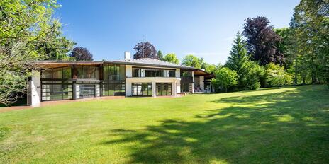 Privacy in a prestigious garden setting: Architect-designed villa built in 1982 with a guest house, or the option of new construction