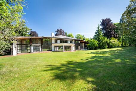 Privacy in a prestigious garden setting: Architect-designed villa built in 1982 with a guest house, or the option of new construction