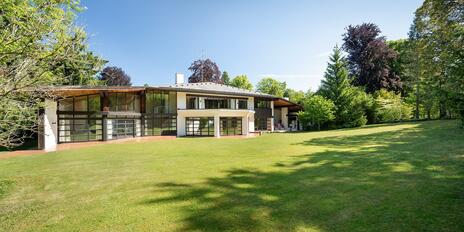 Privatsphäre in nobelster Gartenlage: Architekten-Villa von 1982 mit Gäste-Dependance, alternativ Neubebauung