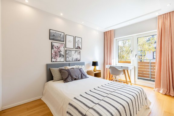 Schlafzimmer mit Balkonzugang