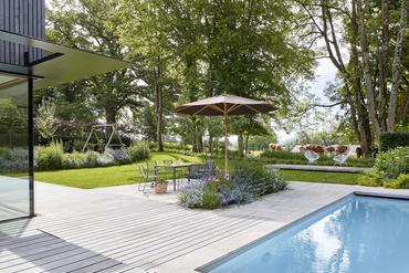 Hochklassige Architektenvilla mit offener Galerie, Seeblick und Pool