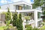 Puristische Villa im Bauhausstil mit High-Tech-Ausstattung und weitem Blick