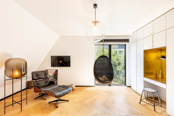 Fine carpentry fittings