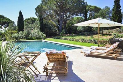 Großzügiger Poolbereich